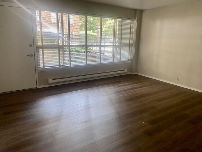 Photo - 700 E Mercer