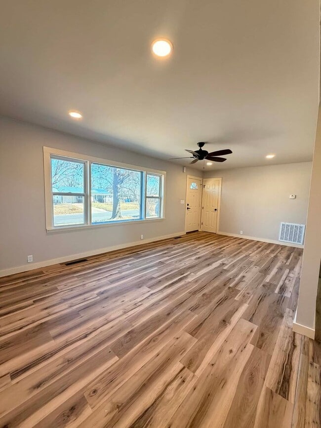 Photo - Beautiful 3 bedroom / 2 bathroom house in Joplin Mo with fenced in Yard!!