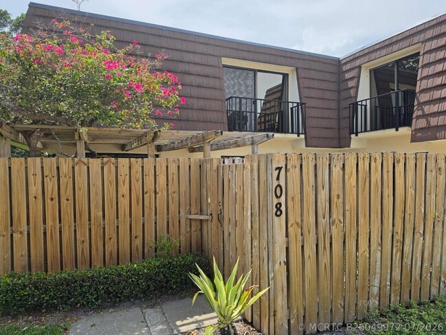 708 7th Ln