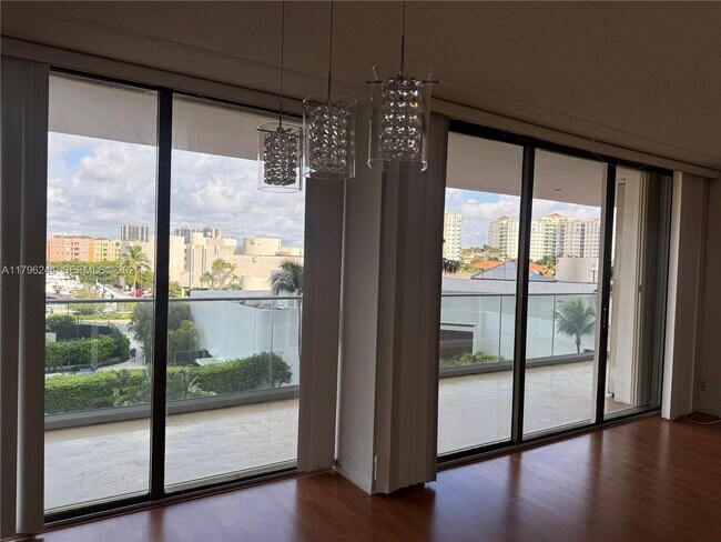 Photo - 19707 Turnberry Way Unidad 5C