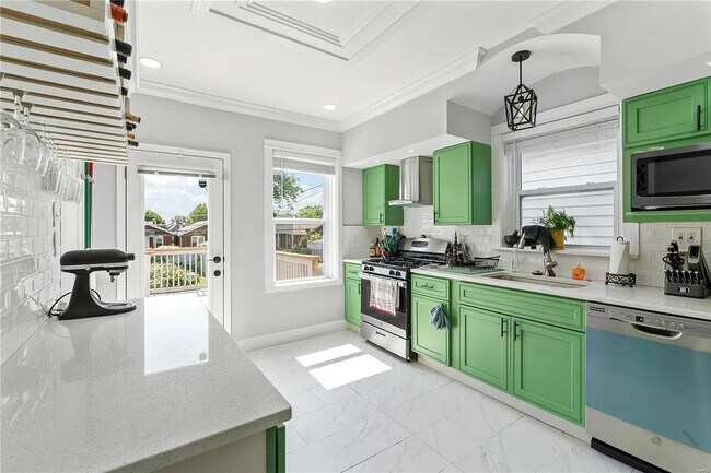 Photo - 5704 Lansdowne Ave