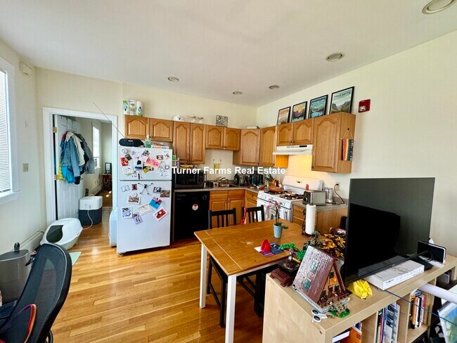 Building Photo - 295 Beacon St Unit 1 Rental