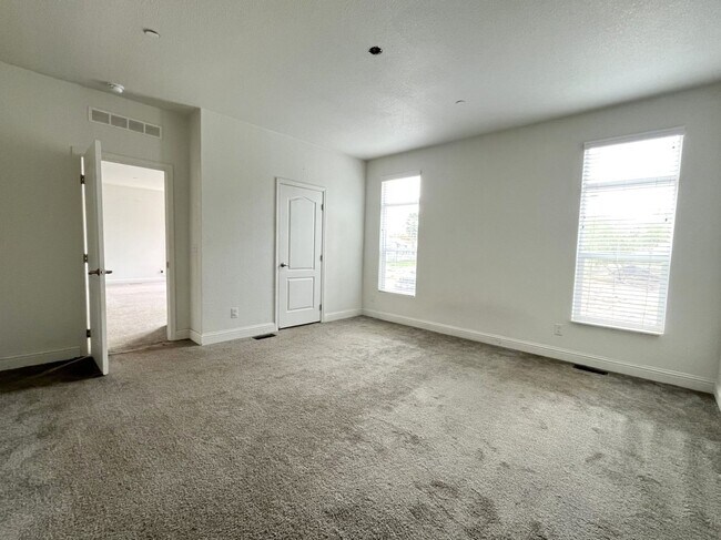 Photo - MOVE IN READY! SPACIOUS 3 BEDROOM, 2 BATHR...