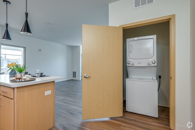 2BR, 2BA - 1,040SF - Laundry - City East Apartments