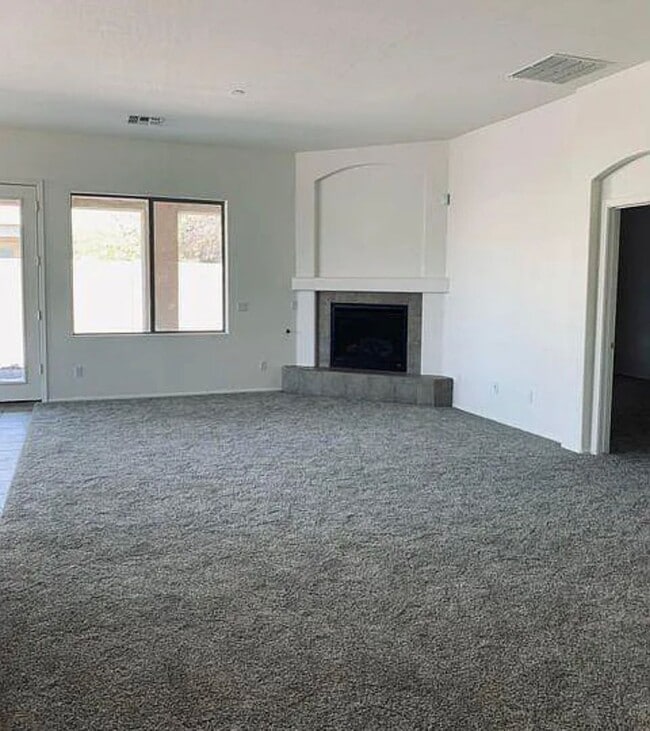 Photo - 4 bedroom with 3 car garage in Avondale