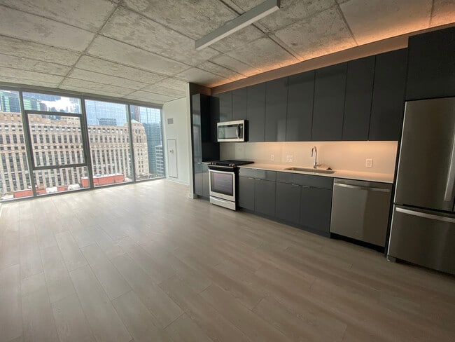 Photo - 326 W Illinois St