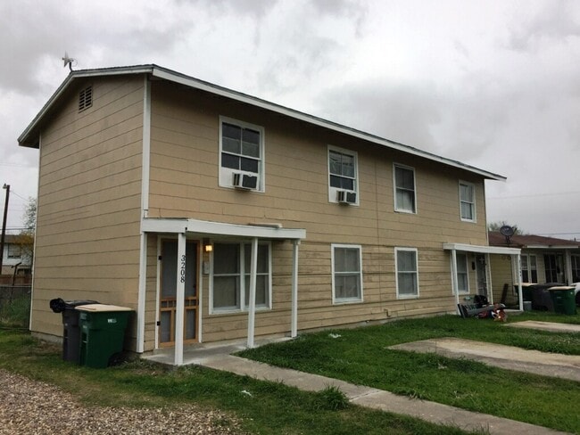 Building Photo - 3208 Wildwood St Unit A