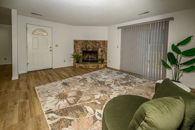 Sala de estar - 418 S Quillan Plz