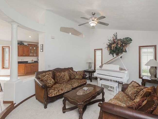 Photo - 5 Bedroom, 3 Bath Single Family Home Unidad Outlook House