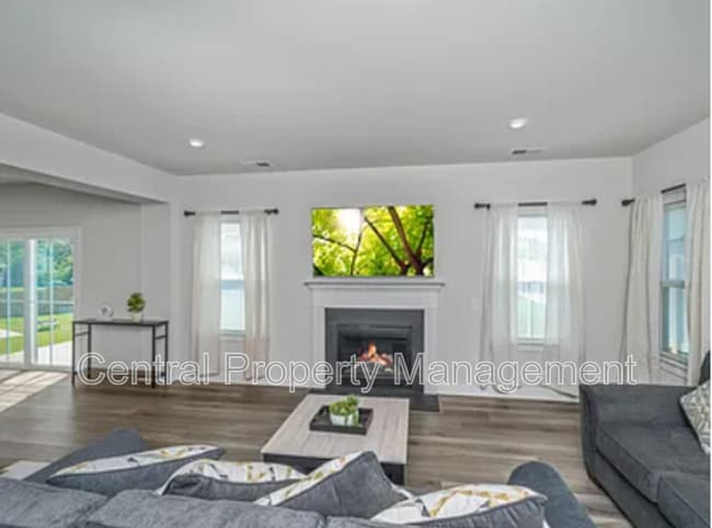 Photo - 200 Hollythorpe Ln