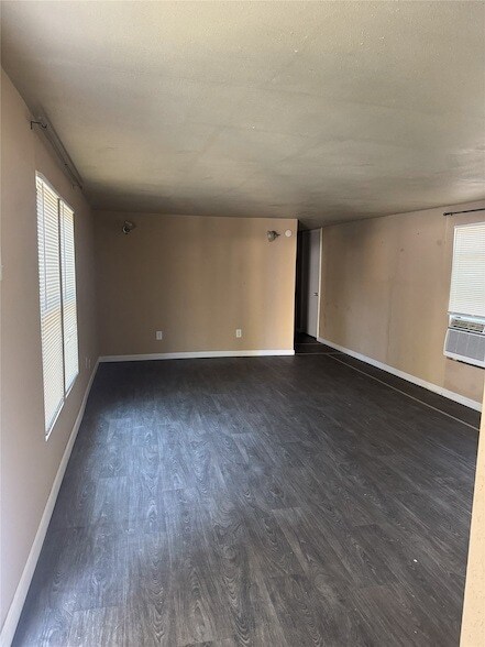 Photo - 886 Queenswood St