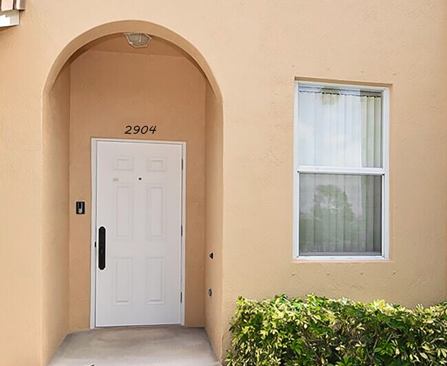 Building Photo - 2900 Crestwood Ter