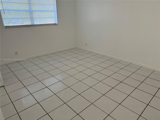 Photo - $2,100MONTHY;2008 PIERCE ST #3 HOLLYWOOD, ...