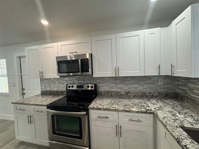 Building Photo - 1657 SW 44th Ave Rental