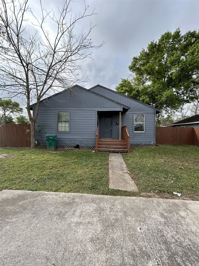 Building Photo - 301 W Austin Ave