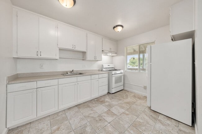Building Photo - Newly renovated 2 bedroom 1 bath unit in R... Rental
