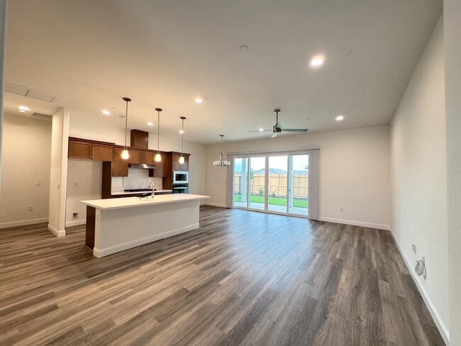 Photo - 2042 Daffodil St