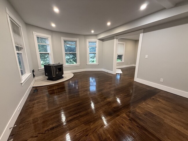 Photo - 553 Morton St