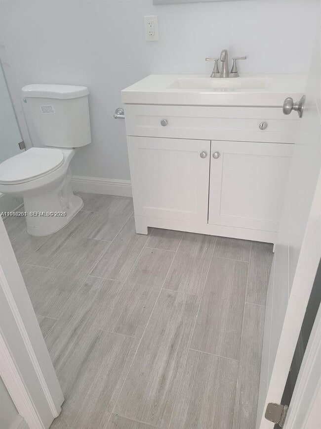 Photo - 2008 NE 4th Ave Unidad R