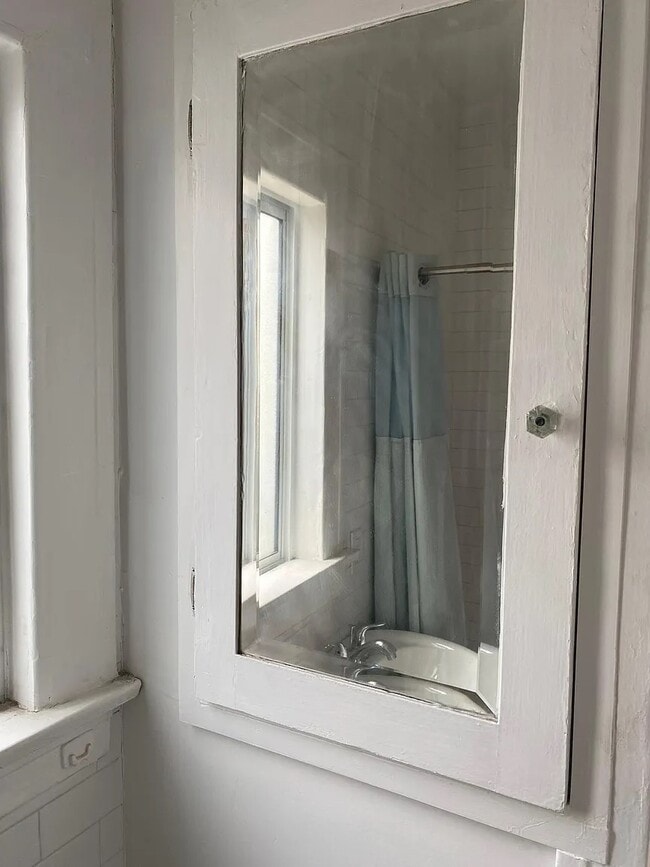 Photo - 737 N Alfred St Unit Beautiful Art Deco Studio