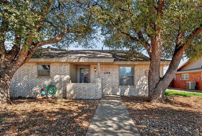 Building Photo - 3700 Monclair Ave