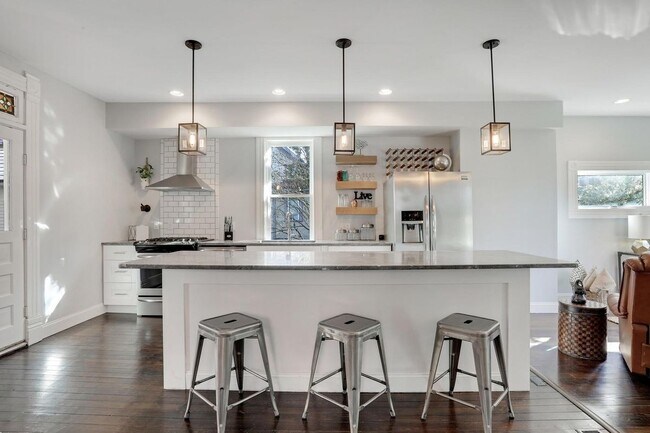 Photo - 799 S Lazelle St