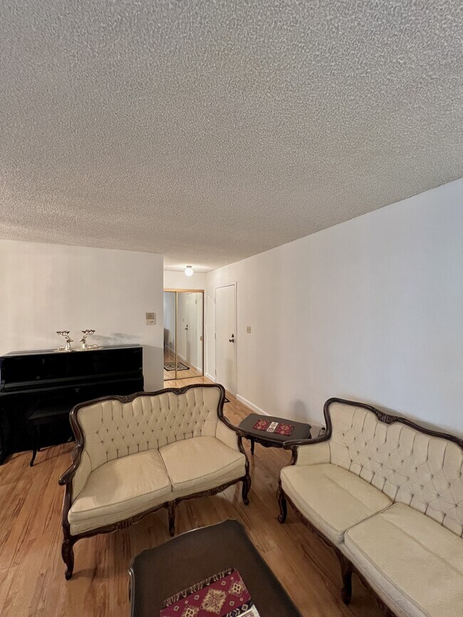 living room, furniture optional - 1339 N Columbus Ave Unidad 210 Rental