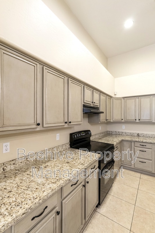 1861 N Oracle Cir
