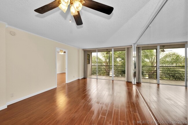 Building Photo - 118 Royal Pk Dr Unit 4G