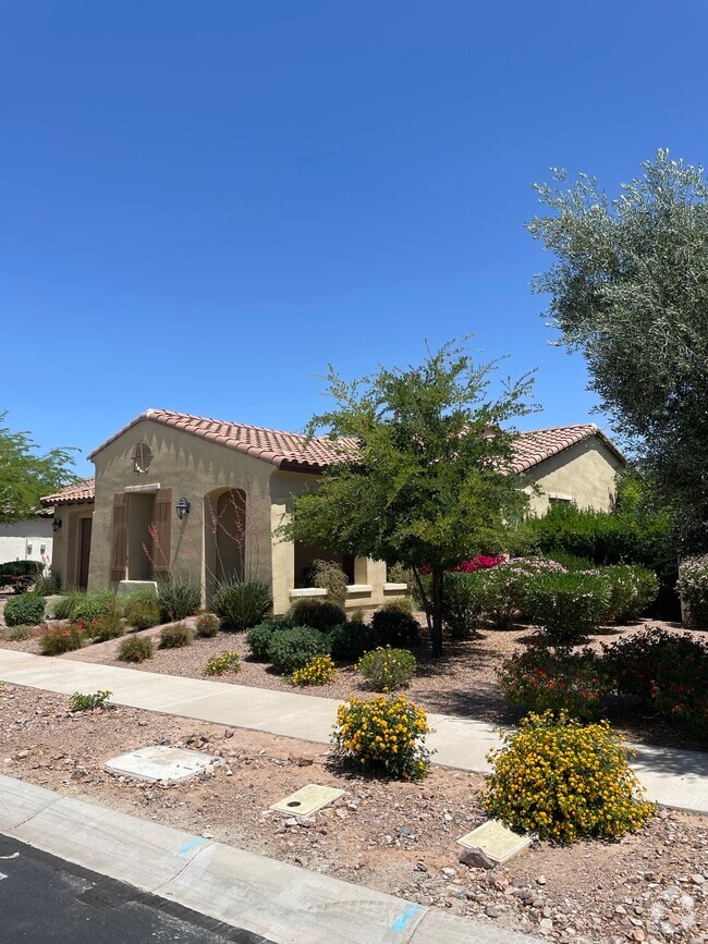 Building Photo - 5319 S Chatsworth Rental