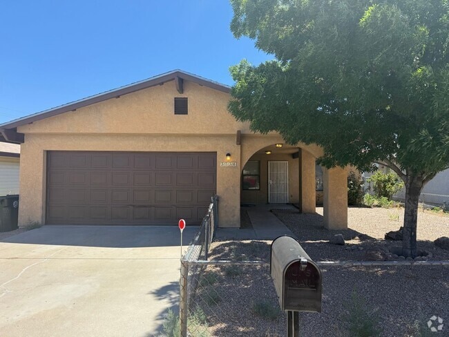Building Photo - 3 Bedroom 2 Bathroom Home