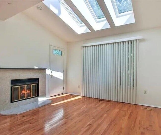 Building Photo - 700 Mainsail Ln