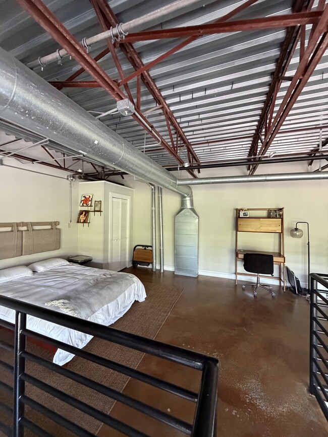El altillo de arriba puede ser una oficina, un dormitorio de invitados u otro espacio habitable. - 572 Edgewood Ave NE Unidad 305