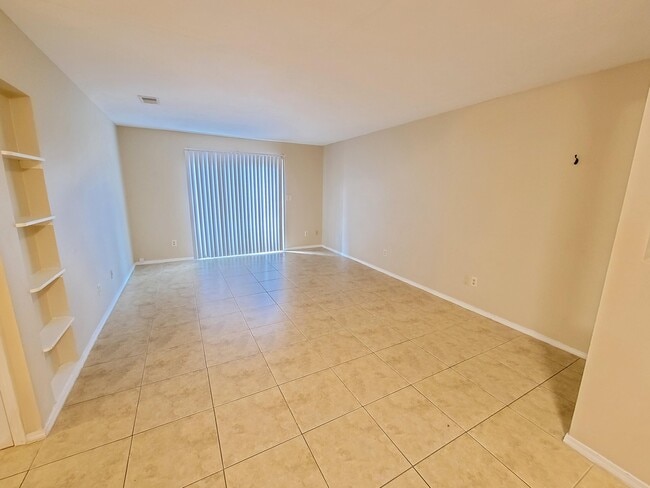 Building Photo - 1614 Green Briar Pkwy Unit 4