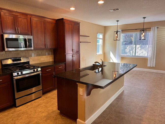 Photo - Lovely 3/2.5 in perfect location!