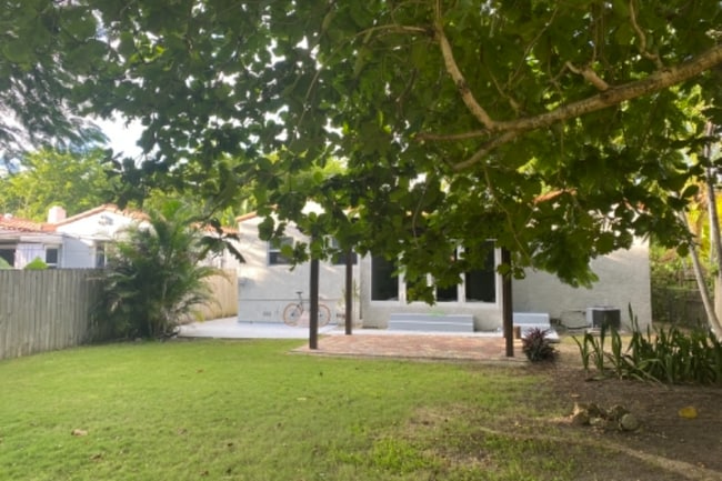 Photo - 460 NE 76th St