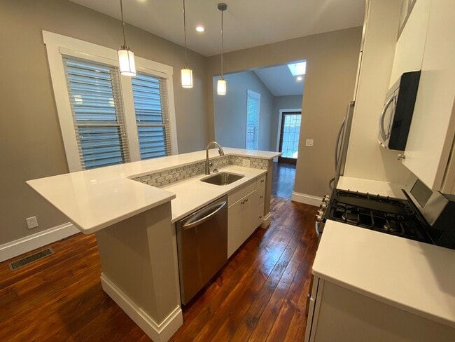 Photo - Hunter Ave 1197-1199 GW2 Unit 1197