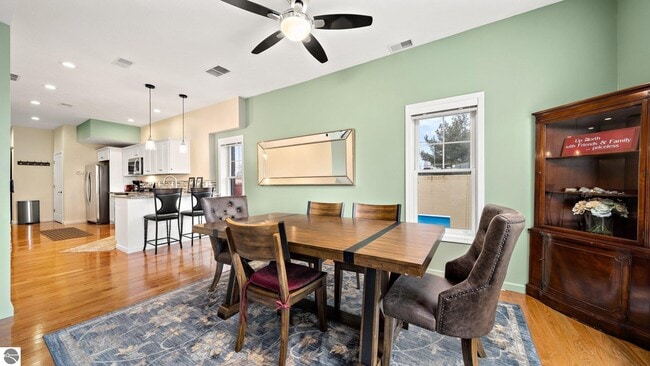 Photo - 201 River St