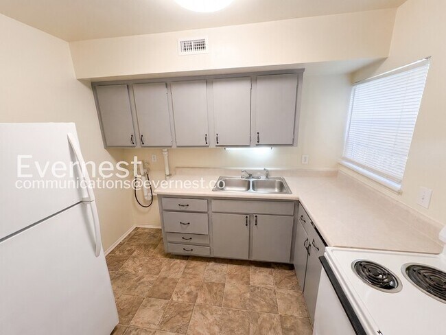 Photo - 2 Bed & 1.5 Bath Townhouse in Colonial Heights / Available Soon!