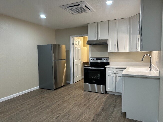 Building Photo - 135 W Monroe St Unit 9 Rental