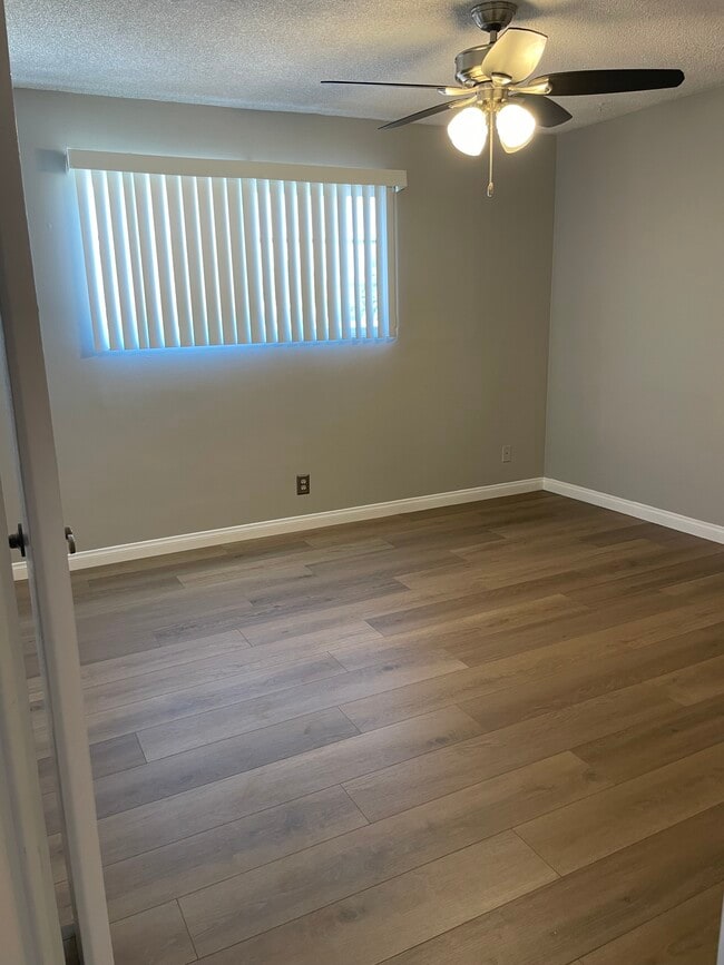 Photo - 11181 Bloomfield St Unidad C