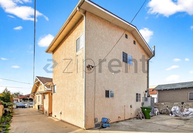 Building Photo - 1122 S Kingsley Dr