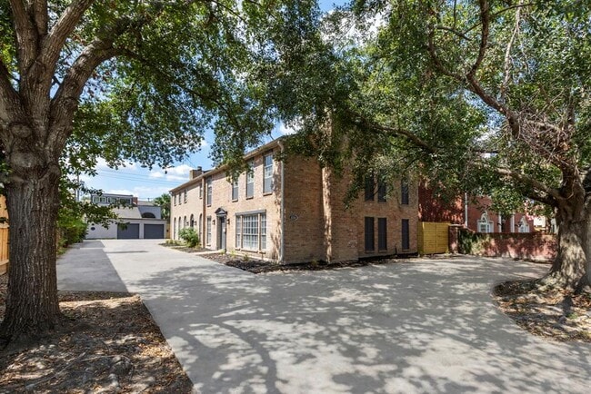 Building Photo - 2226 Nantucket Dr Unit A