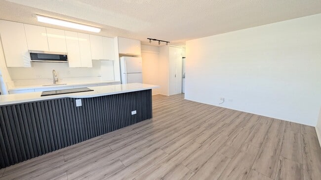 Photo - Beautifully Renovated 1/1/1 at Kalakaua Sands Unit 702