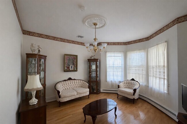 Building Photo - 107 2nd St Unit 1