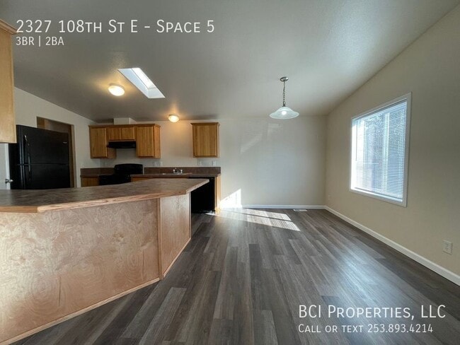 Photo - 2327 108th St E Unidad Space 5