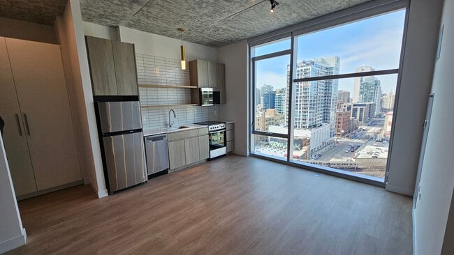 Building Photo - 208 W Chicago Ave
