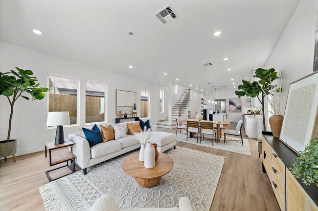 Photo - 406 E 33rd St