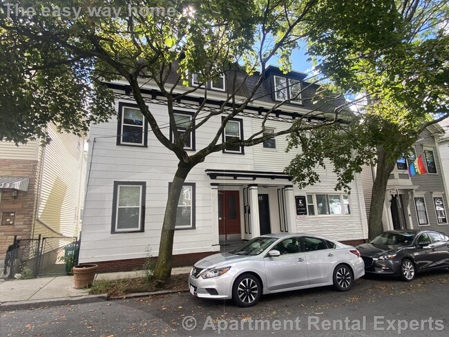 Building Photo - 112 Thorndike St Unit #2
