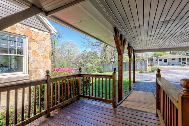 Photo - 174 Paris St